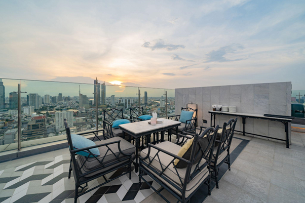 Say Goodbye to Stressful Dining at a Rooftop Bar in Singapore