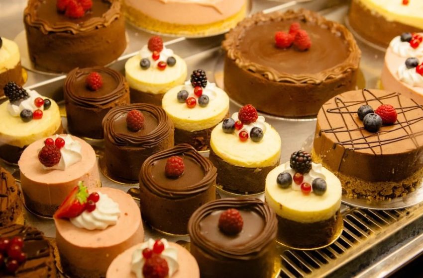  How Do I Transport a Birthday Cake Safely?